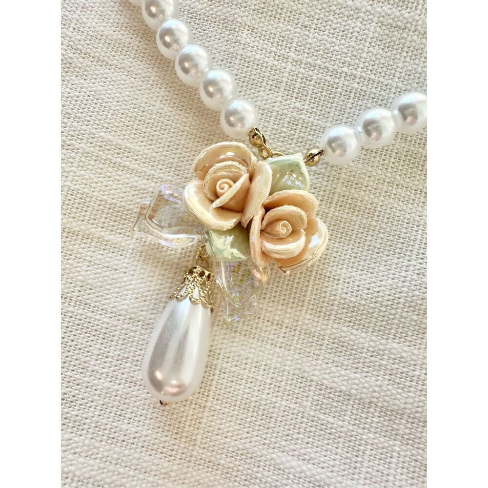 Princess pearlescent rose and pearl statement necklace - Picture 2 of 6